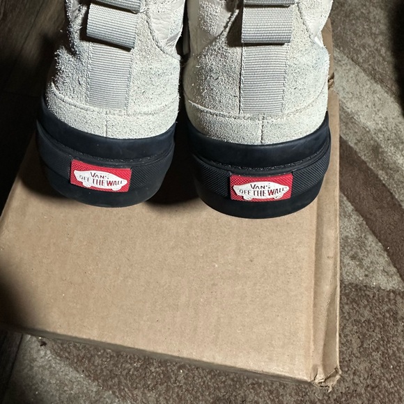 Vans Cream Sneakers Sleek Design Everyday Comfort - Picture 5 of 12